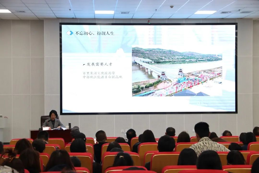 市委常委、宣傳部長(zhǎng)高奇英為我校師生講思政課