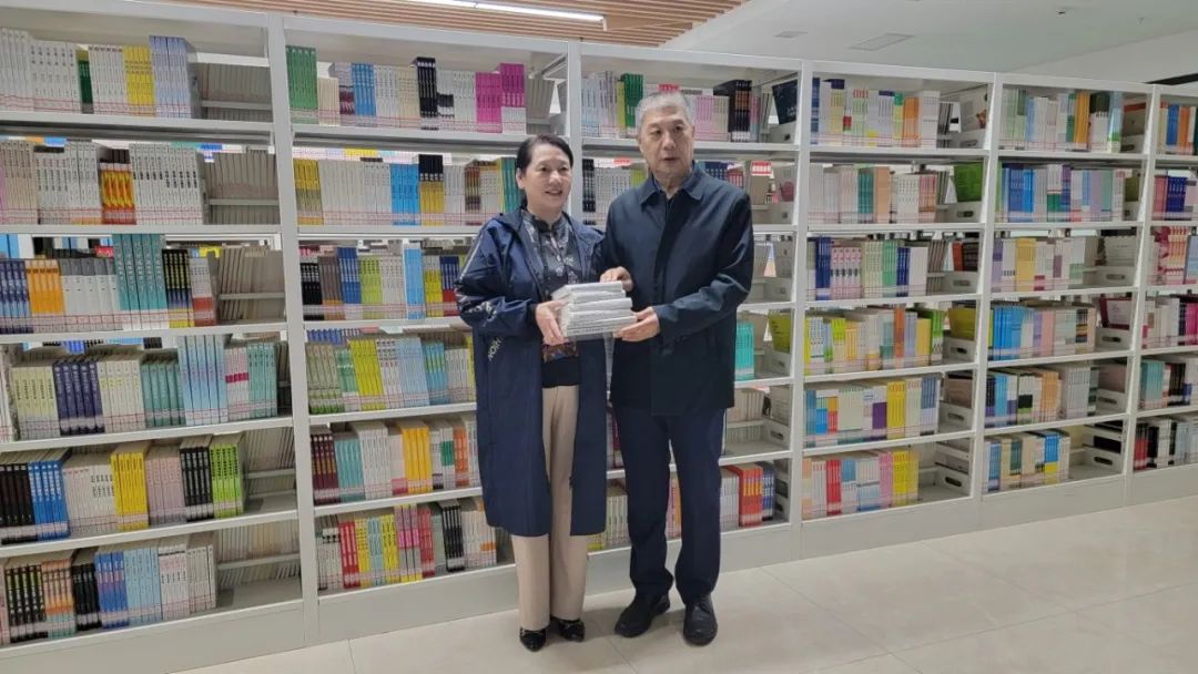 杰出校友劉本旺老師為學(xué)校圖書館捐贈圖書